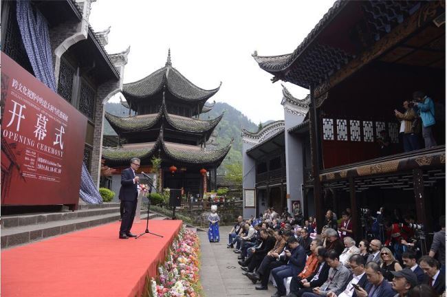 凤凰古城结三家“跨国亲戚”  联手打造中国艺术小镇