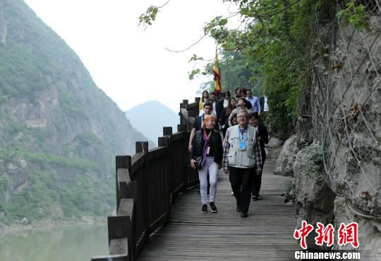 俄罗斯主流媒体参访四川广元 观“地下仙宫”走先秦栈道