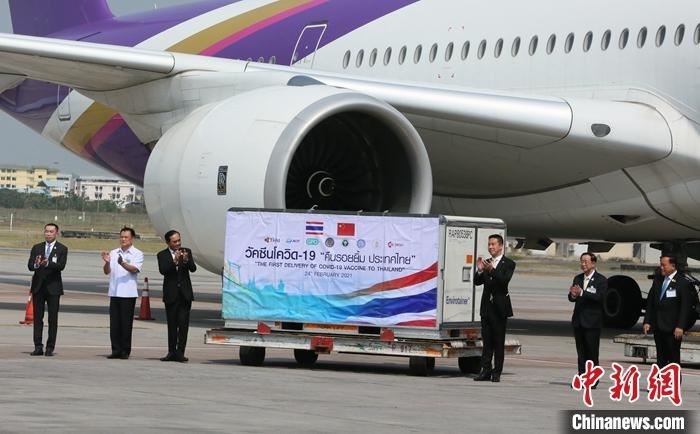 中国疫苗运抵泰国 总理巴育亲自接机