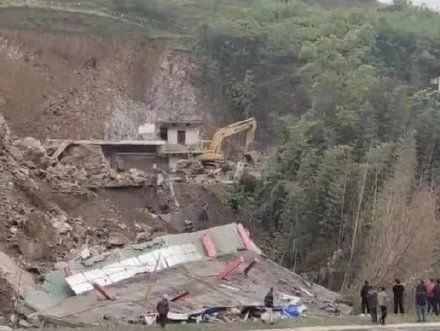云南镇雄山体滑坡已致2人遇难1人受伤