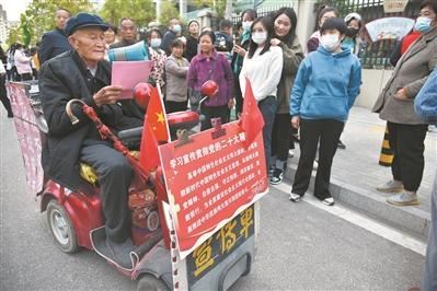 那位骑三轮的支前老民兵走了