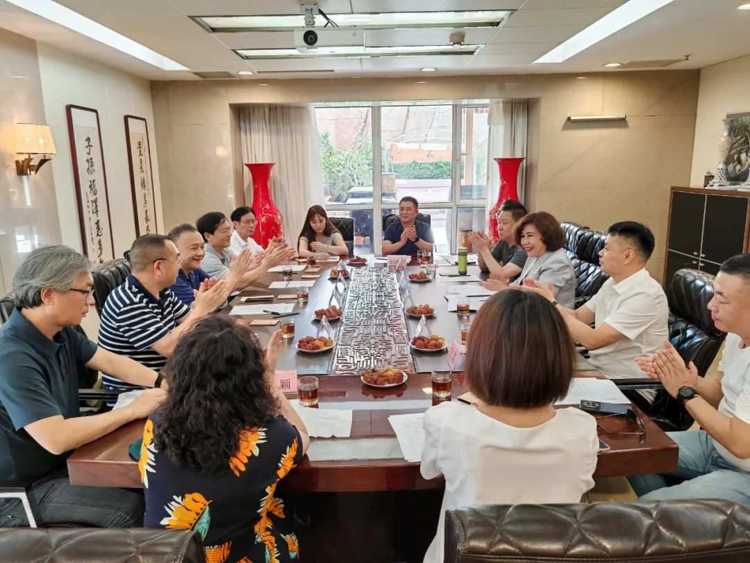新疆自治区侨联与四川省侨联考察团座谈交流