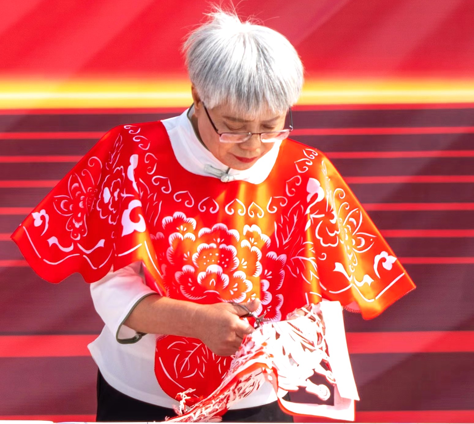 红纸生花四十年 ——记运城剪纸守艺人李惠芳的“纸上江湖”