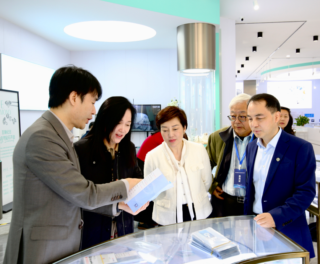 海外华文媒体走进郑州华晶：自主技术赋能，见证超硬材料“智变”奇迹