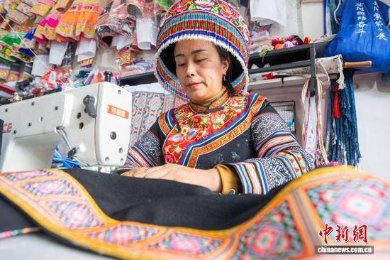 贵州毕节：非遗工坊赶制订单忙