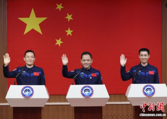 神舟二十一号乘组首次公开亮相