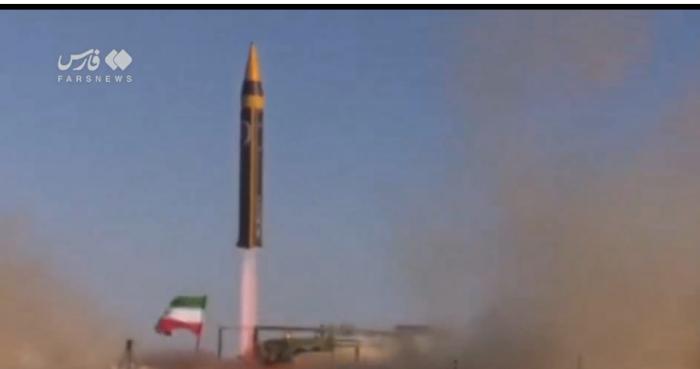 外媒：伊朗展示先进弹道导弹，射程达约2000公里