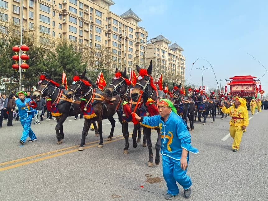山西新绛举办“绛州古城中国年”春节社火展演
