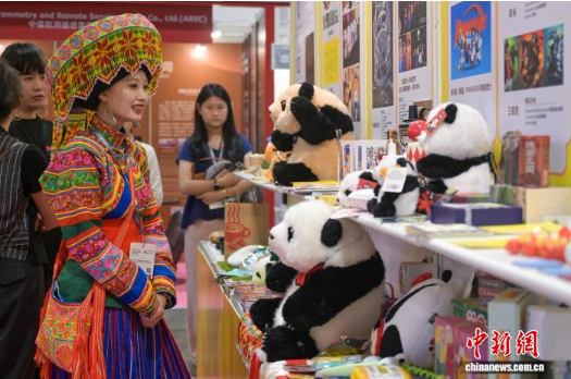 “安逸熊猫”等四川文旅IP亮相香港国际授权展
