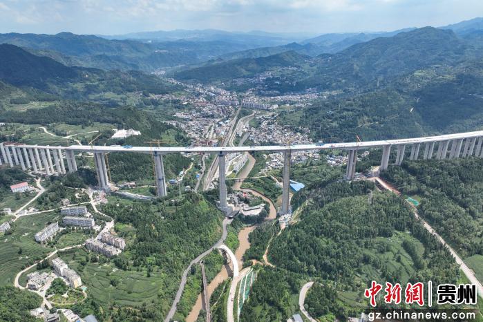 贵州安盘高速盘关特大桥主桥顺利合龙