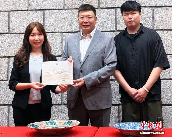 故宫博物院太和学者向澳门博物馆捐赠文物